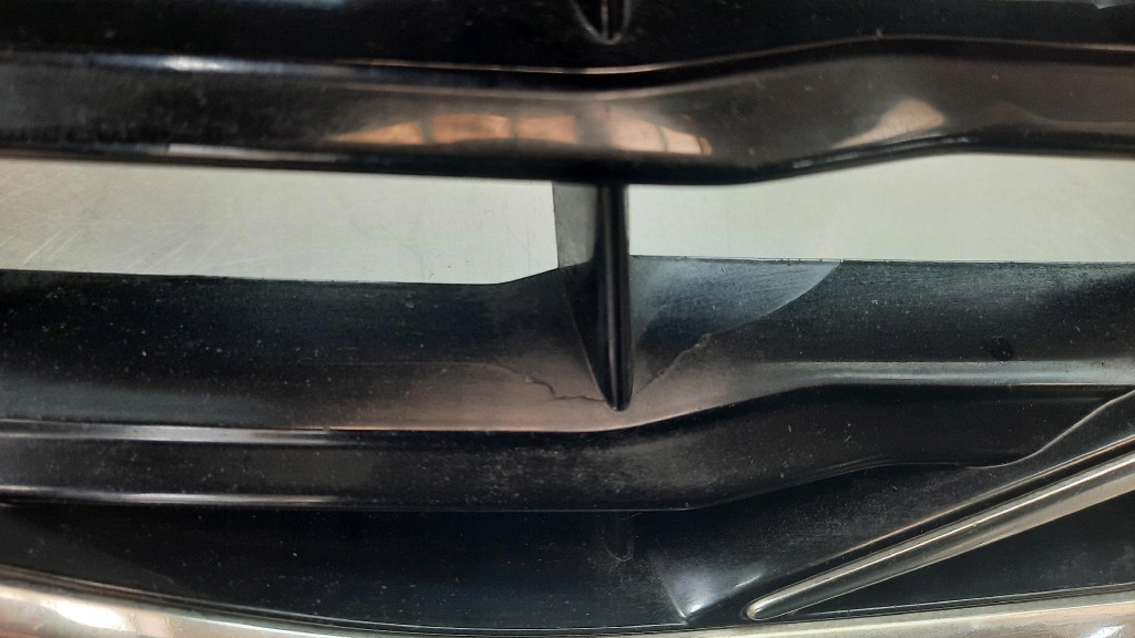 фото №15, Решётка радиатора решётка радиатора решётка радиатора оригинальный номер 31353120 volvo v40 ii 12-19r повреждённый