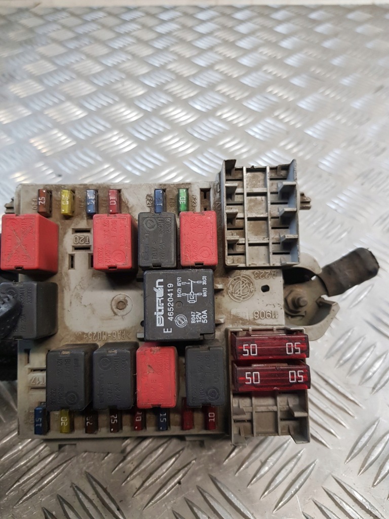 Коробка предохранителей 51724394 fiat stilo 1.9d 04r- Цена