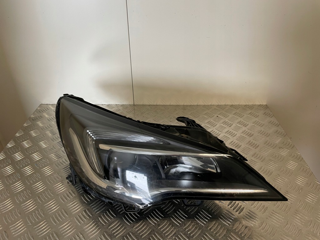 фото №1, Opel astra k лампа права uk 39047201