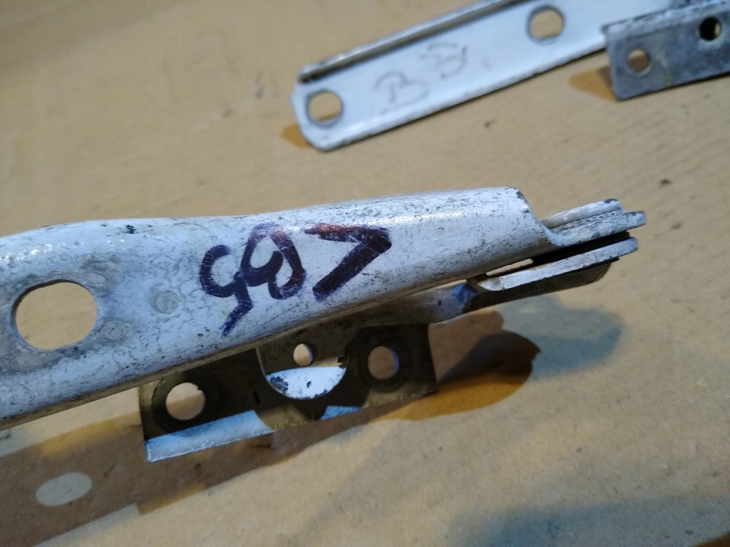 фото №8, Audi a4 b5 lub passat b5 петлі капот комплект 3b0823301 i 3b0823302