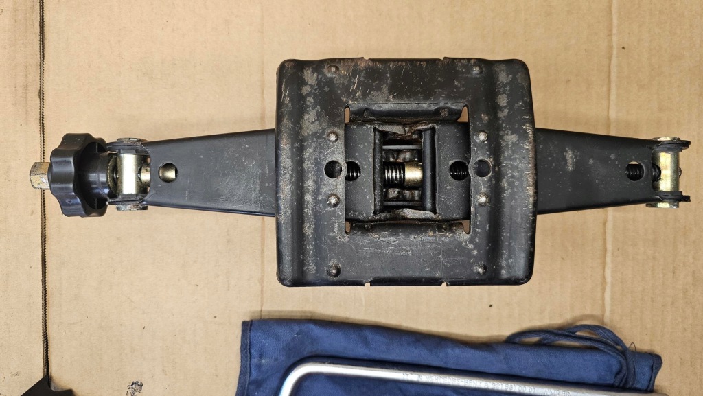 фото №13, Mercedes w168 домкрат ключ шпонка треугольник чехол a1685830715 оригинал europa