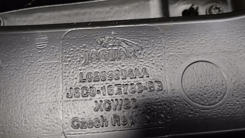 Подлокотник туннель jaguar e-pace x540 j9c3-04584-bd в Украине