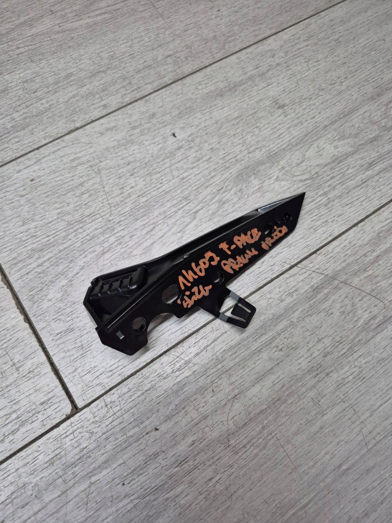 фото №1, 14605. f-pace направляющая бампер правый перед t4a6235