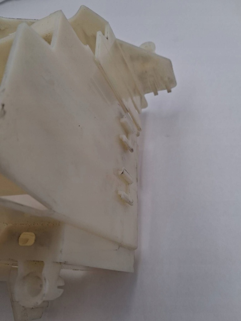 Кронштейн, тримач  коробка запобіжників bmw 3 e90 e91 5865090 Зі Шроту