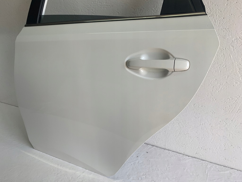 Двері задній лівий toyota auris 2 12- 040 хетчбек в Україні