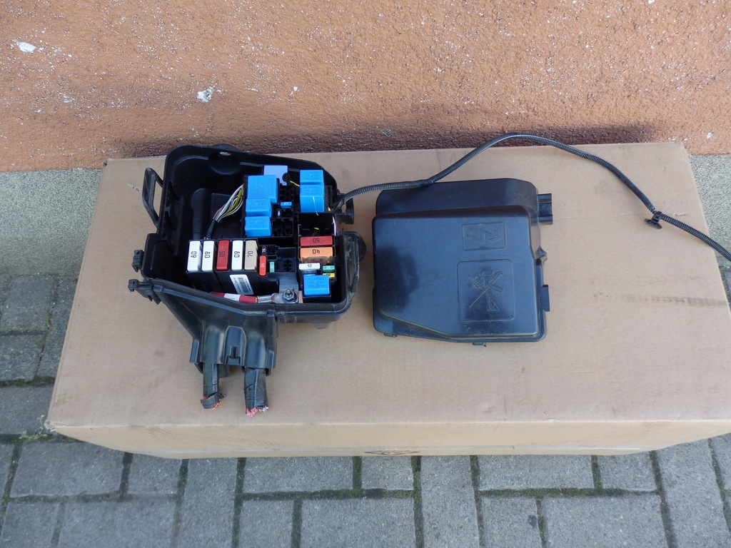 фото №1, Корпус корпус предохранителей renault captur i 1.2 tce 243825499r