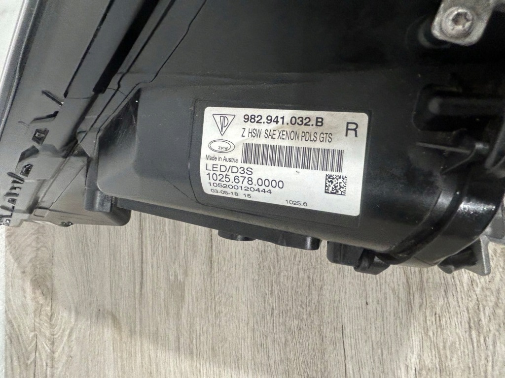 фото №1, Лампа права porsche cayman 982941032b