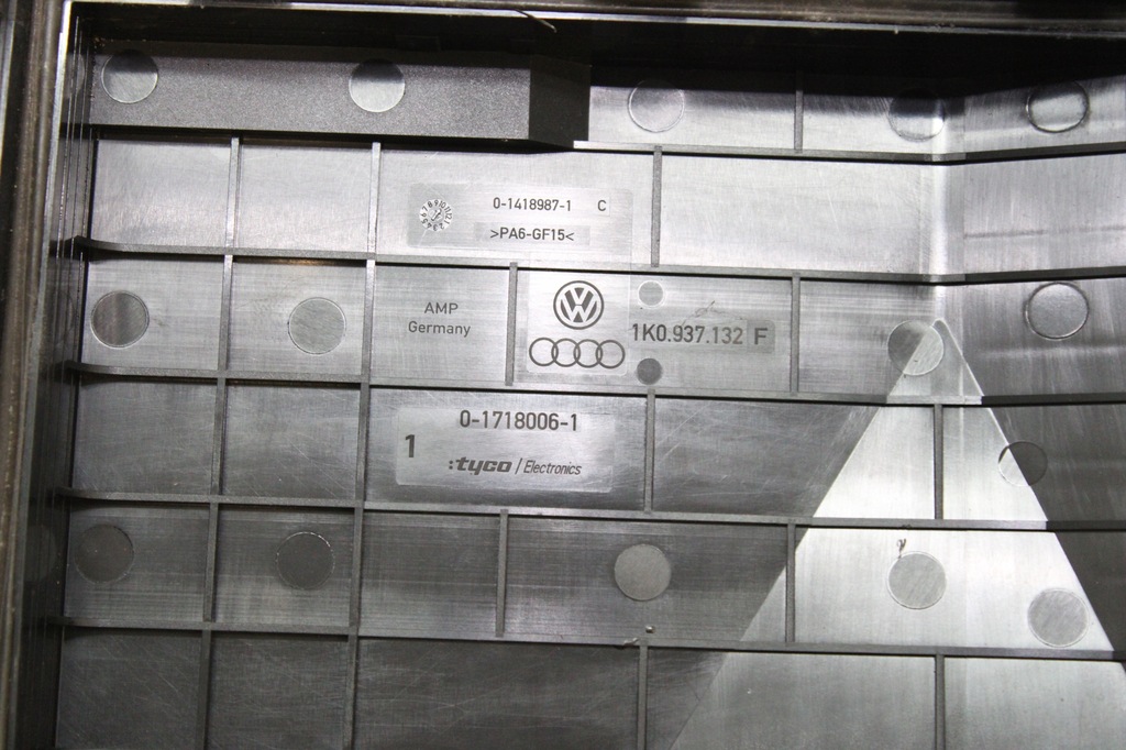 фото №7, Коробка запобіжників vw passat b6 1k0937132f bsi