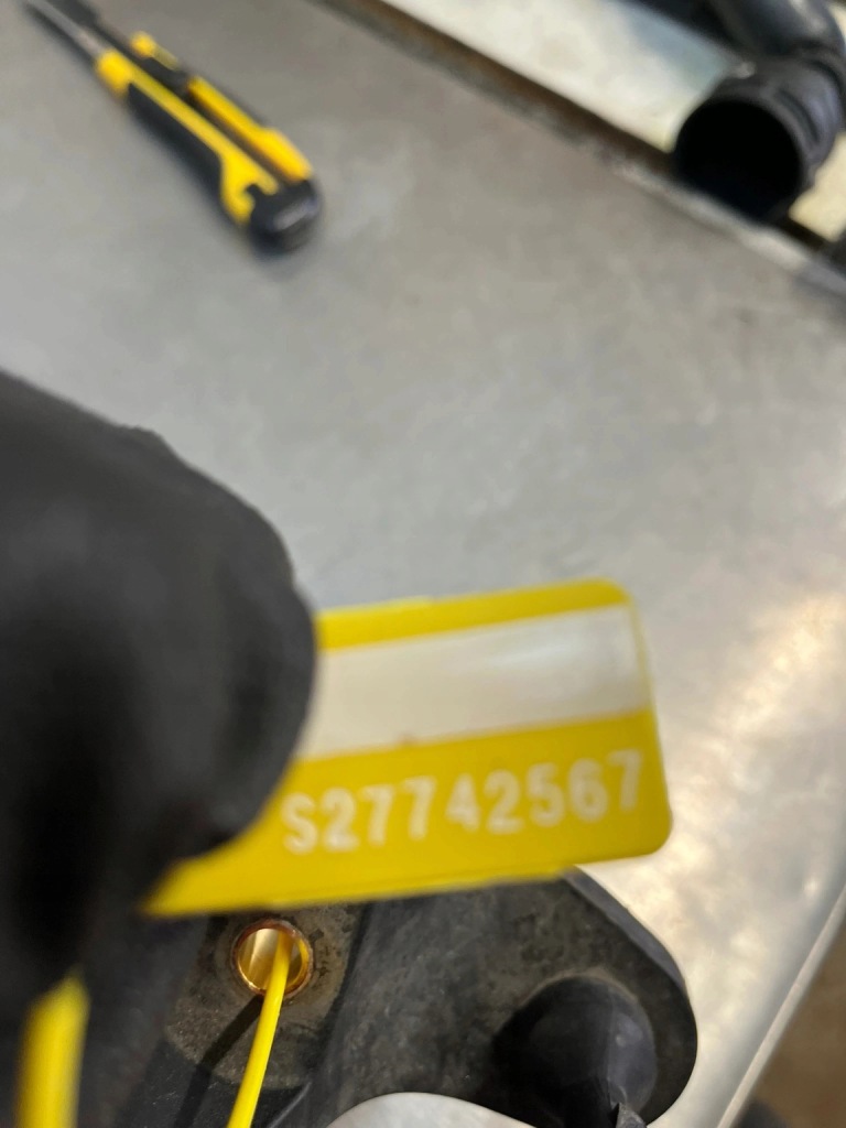 Основание корпус аккумулятор vw golf v 5 2.0 tfsi 1k0915325a Доставка