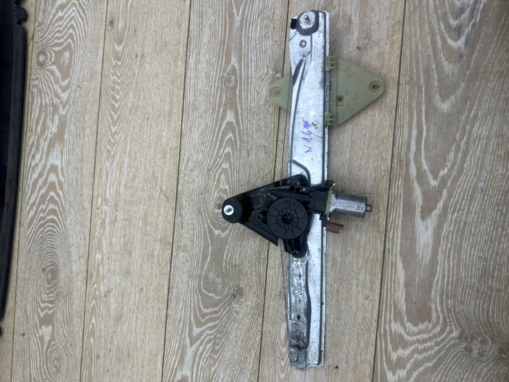 Купити Sandero підйомник скло 807202815r