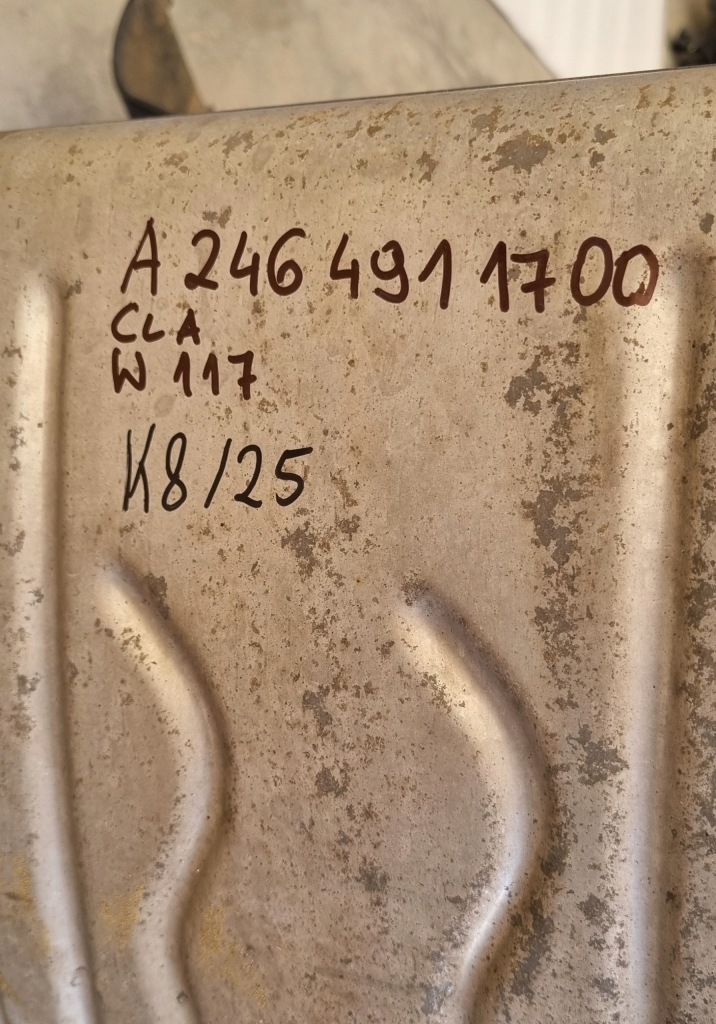 Mercedes w117 cla гасник вихлоп a2464911700 Оригінал