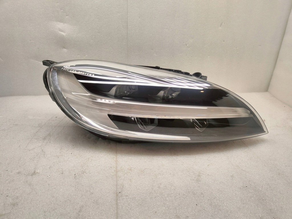 фото №1, Volvo v40 mid led перед сторона права 32228484