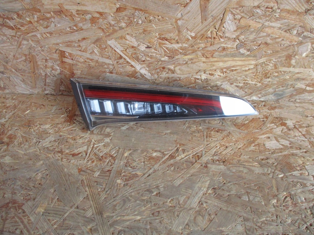 фото №1, Toyota corolla e210 e21 лампи задній кришки багажника 8a02glw5b