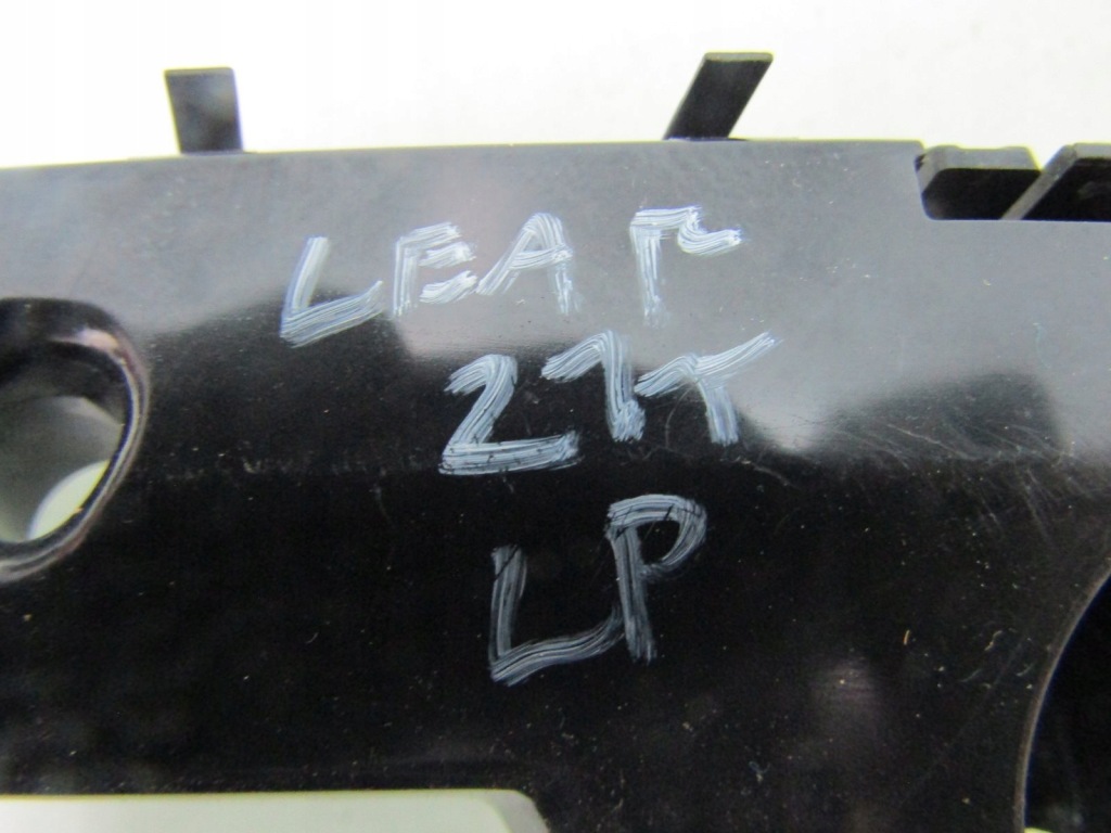 Leaf 2 ze1 21r кронштейн  бампера лівий перед передній тримач  кріплення 622255sk0a Київ