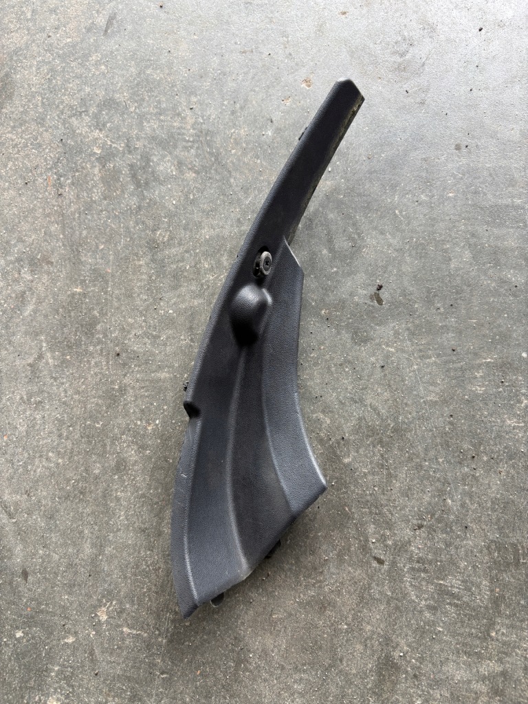 Купити Mazda 2 de завершення жабо заглушка права d65151pb1