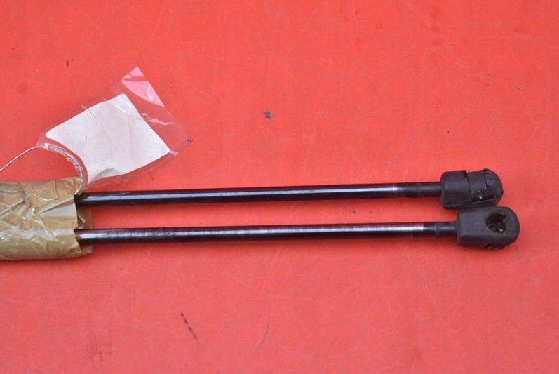 фото №6, Привод амортизаторы крышки 8200583852 renault clio 3 iii kombi lift 09-12