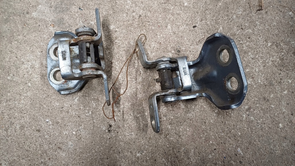 Купити Mazda 2 02-07 петля двері правий задній задній комплект