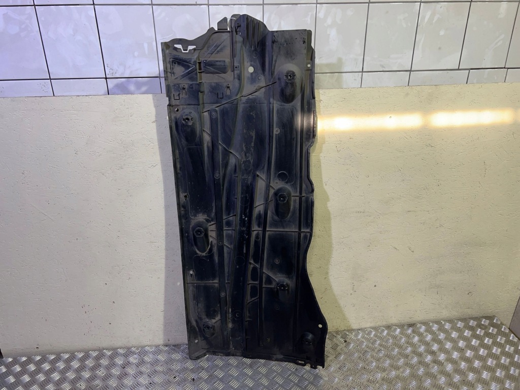 Audi q2 - 2019 левая сторона накладка боковое  подвеска Недорого