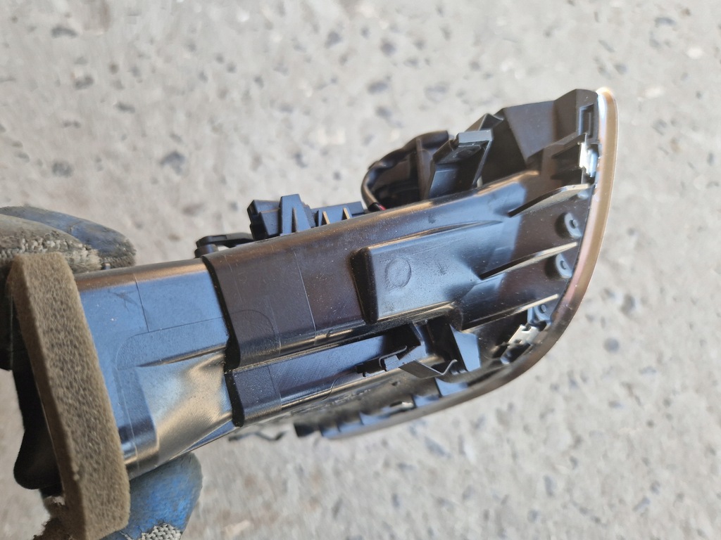 фото №9, Решётка обдув панели консоли правая audi q3 8u 8u1820902c