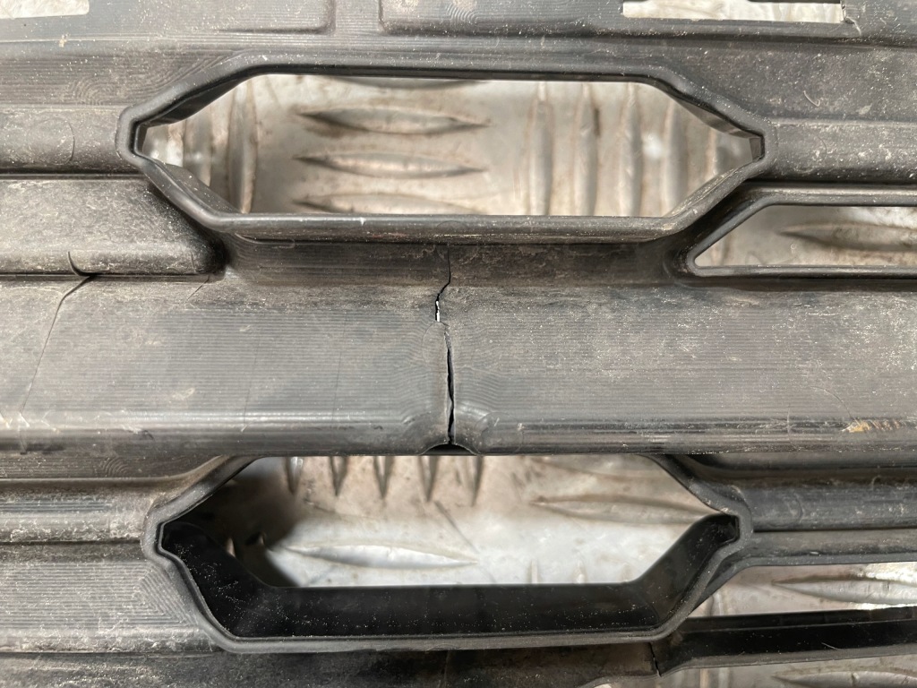 Купить Решётка радиатора решётка радиатора решётка средняя бампера перед toyota rav4 v 53112-42340