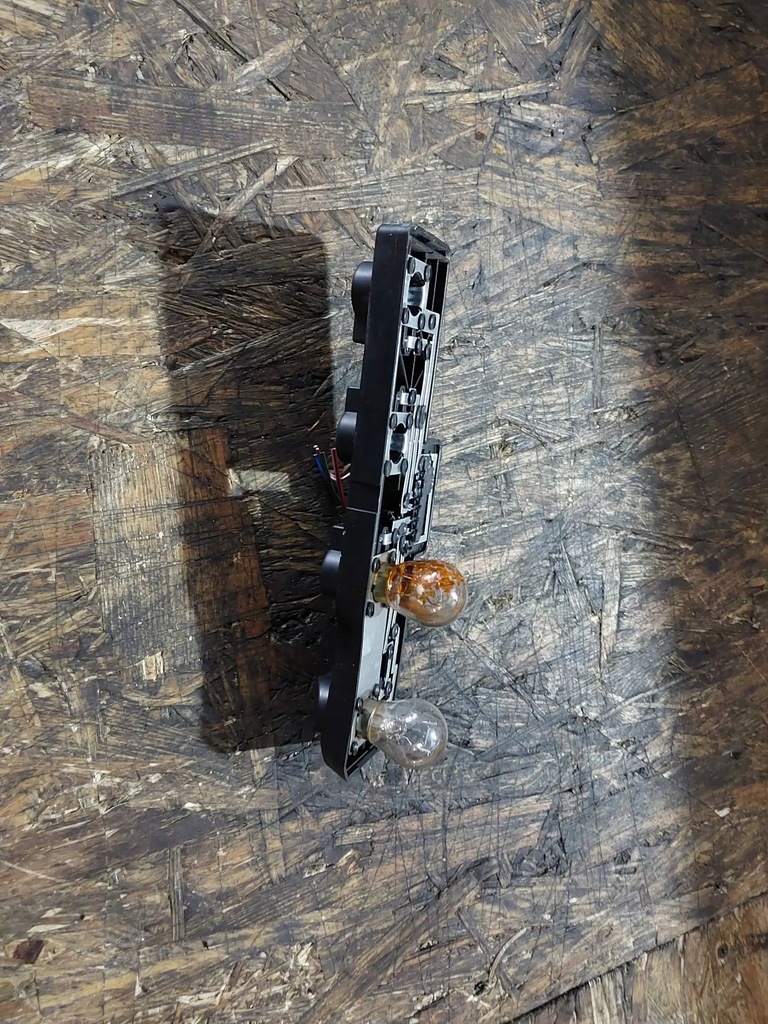 фото №9, Вкладыш лампы правой правый задняя skoda octavia i kombi 1u9945258