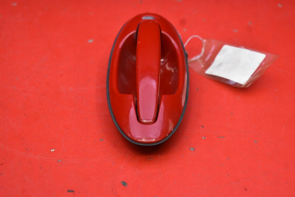 Ручка правый  перед передняя czerwona hyundai купе 1 1 rd 96-99 Недорого