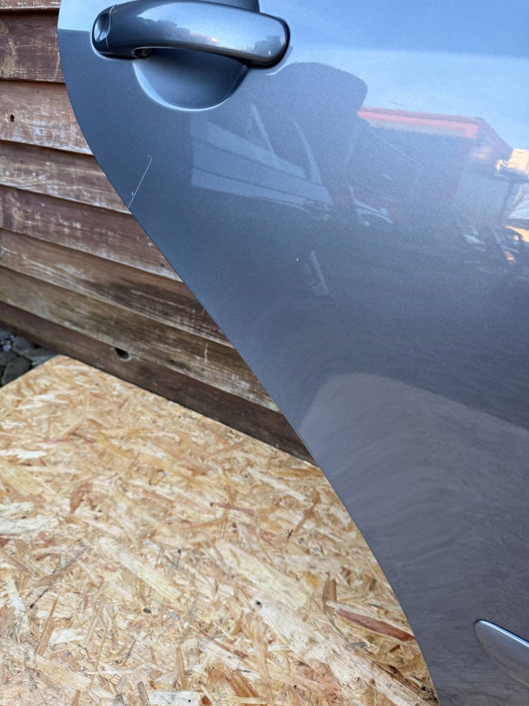 Дверь задние правый  сторона volkswagen golf plus цвет la7t Цена