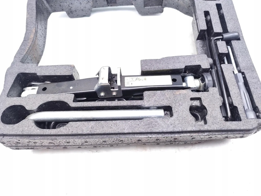 фото №13, Audi a5 набір інструментів do колеса запасного 2009 coupe 2/3dr 8t0012109a