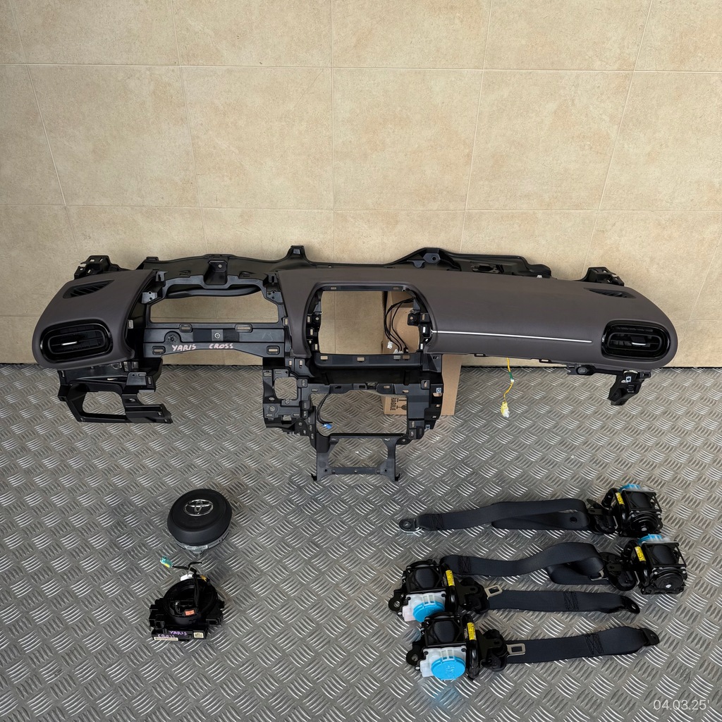 фото №1, Приборная панель комплектная подушка безопасности консоль ремни приборная панель toyota yaris cross 2022 rok