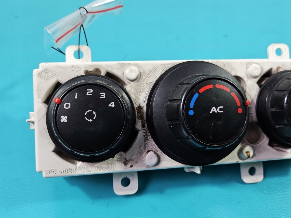 фото №3, Консоль панель обдув renault master iii 10-19 275100013r