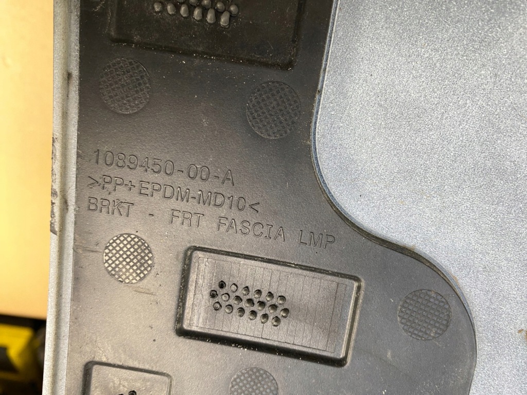 Бампер перед tesla model 3 передній pdc 1089447-00-b в Україні