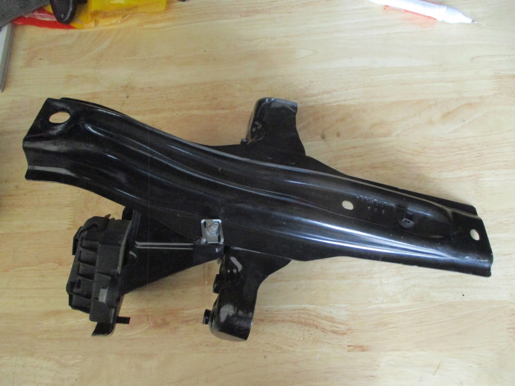 фото №1, Mercedes w176 w246 a2466200028 кронштейн кронштейн