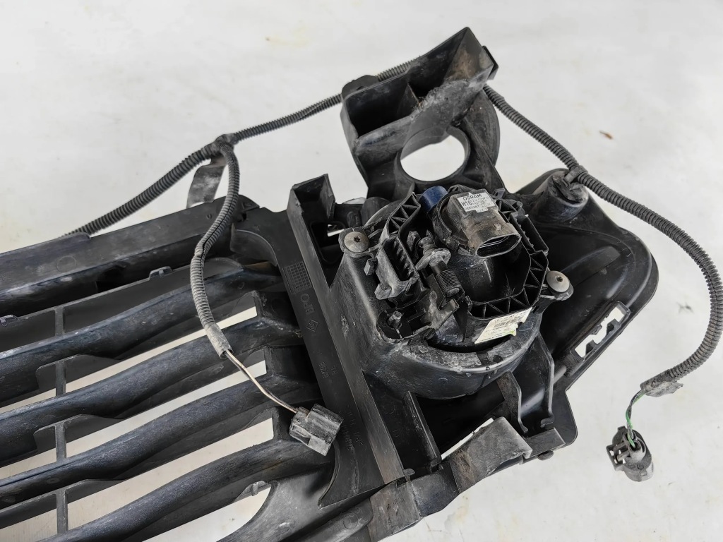 Renault clio iv дорестайлінг - решітка середня бампера з halog. 1 instal в Україні