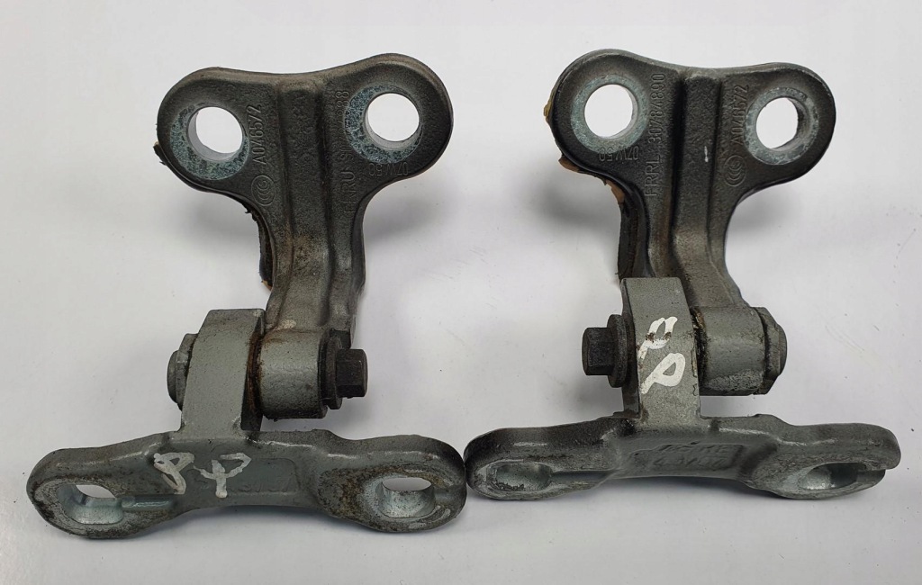 Купить Петли дверь правый перед volvo v50 30784890 пара