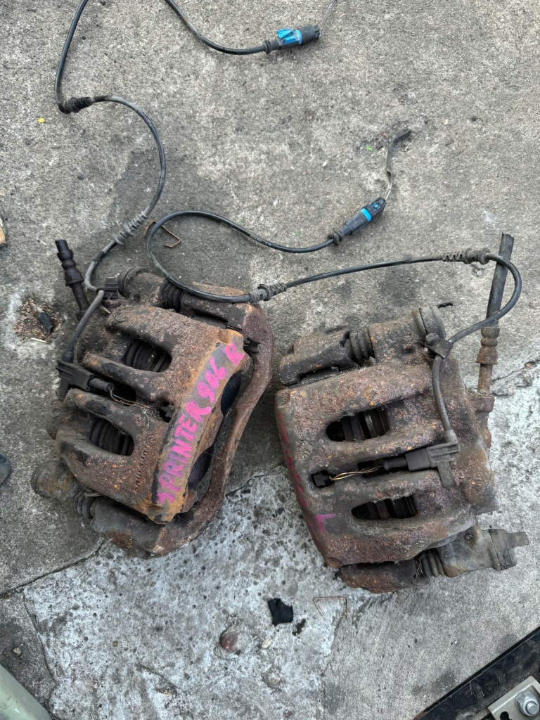 фото №1, Mercedes sprinter 906 2.2 cdi супорт правий перед