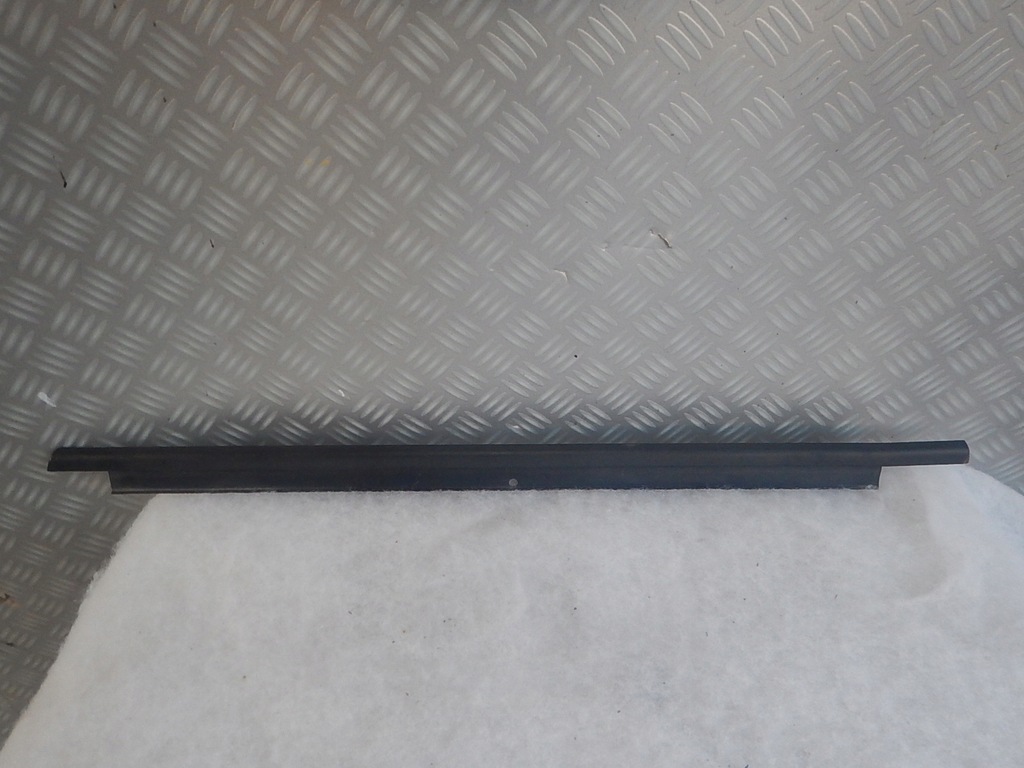 фото №1, Audi a1 8x 8x4 левая молдинг уплотнитель дверь задняя