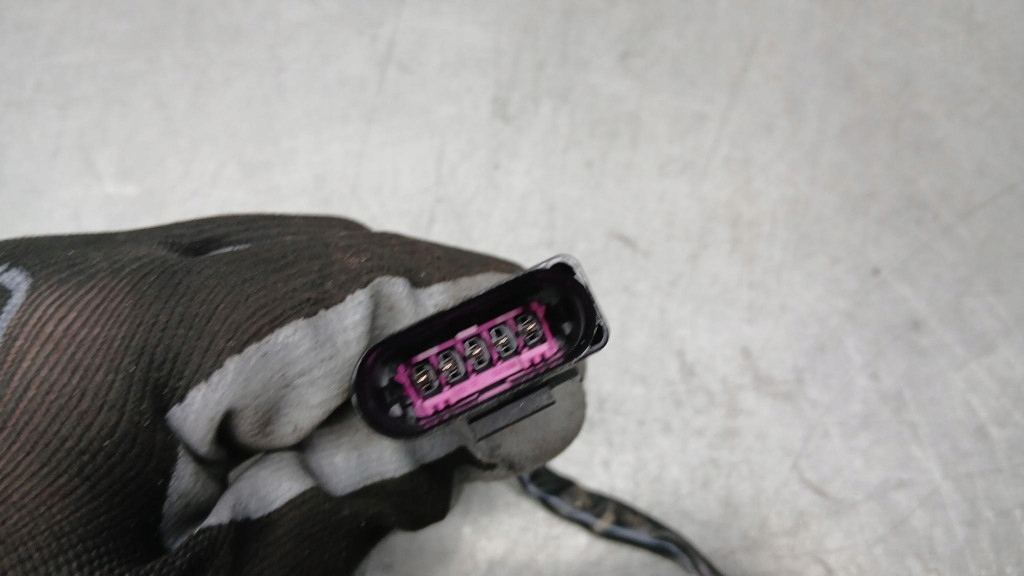 фото №10, Засувка доводчик кришки audi a8 d3 02-09r 3.0 tdi 233km