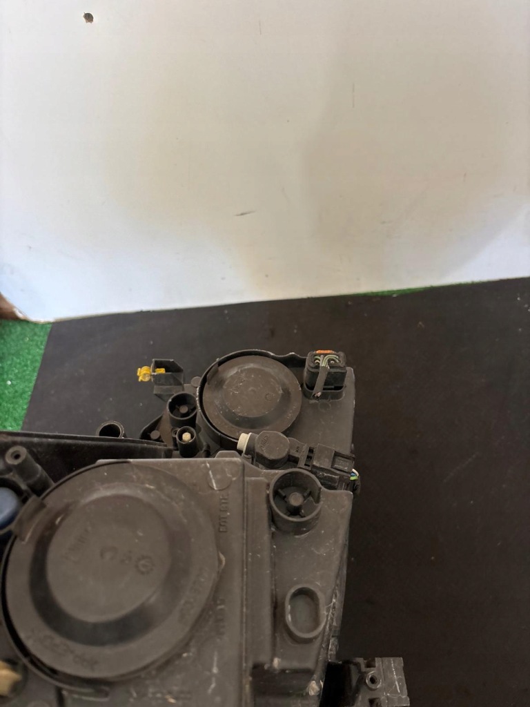 Фонари передние фары peugeot 2008 обычная линза h7 + led демонтаж Недорого