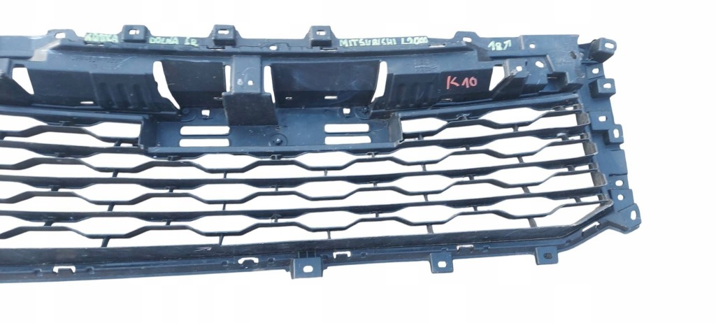 Mitsubishi 200 vi 6 18- решётка средняя бампера перед 6402a534 Недорого