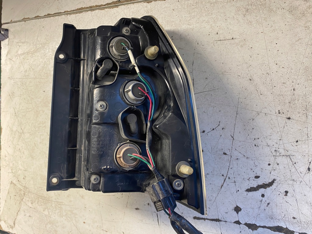 фото №9, Mitsubishi pajero 4 лампа левый задняя