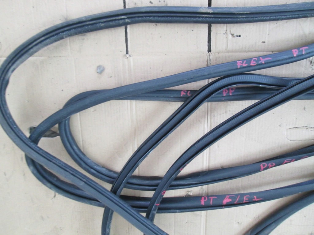 фото №4, Ford flex 08 прокладка w дверь багажника перед задняя