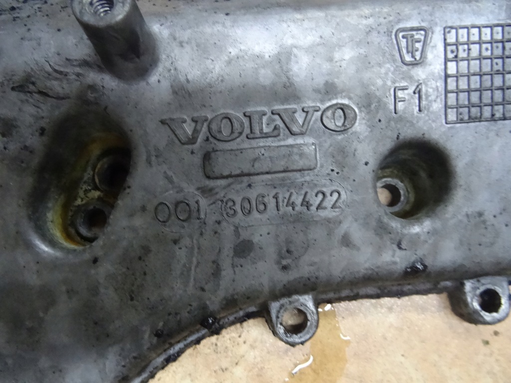 фото №10, Volvo v70 2.4d 04' крышка клапанов 30614422
