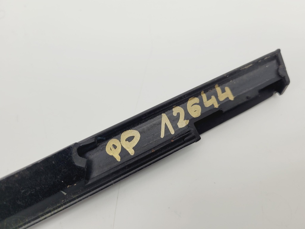 Молдинг уплотнитель правый перед renault espace v 12644 Оригинал