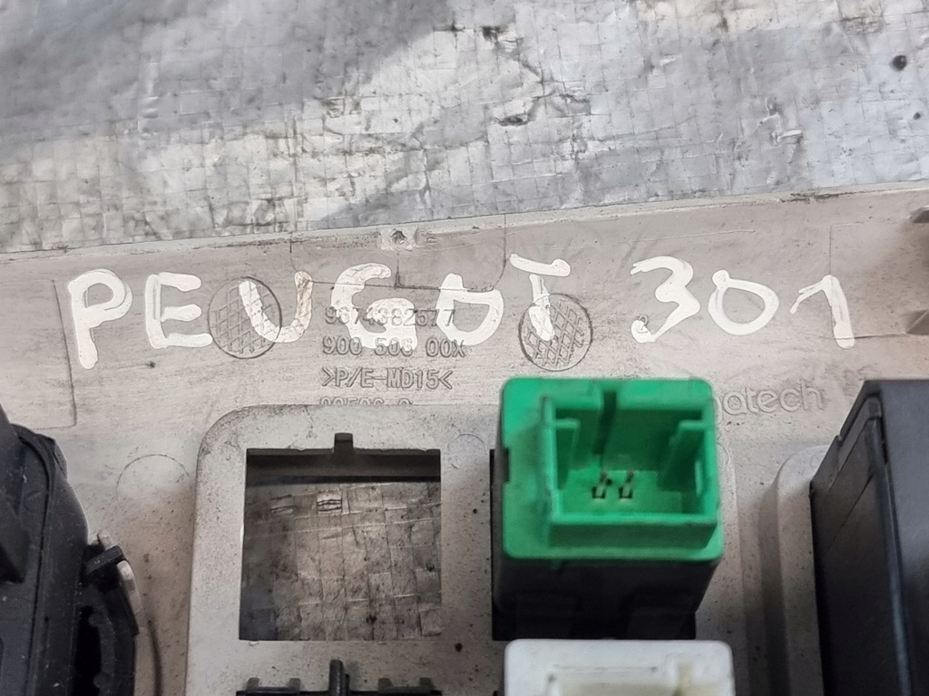 фото №9, Панель регулировки зеркал высоты света оригинальный номер 9674382577 peugeot 301 16r