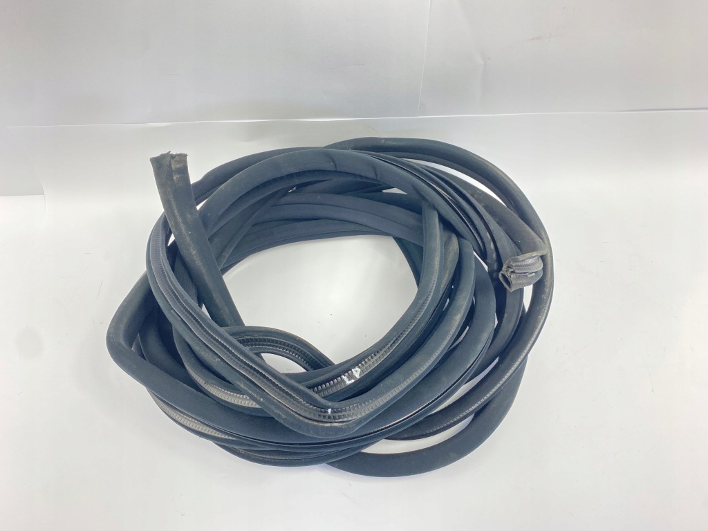 Купить Уплотнители велюровые дверь чёрные 4шт комплект  mercedes w140