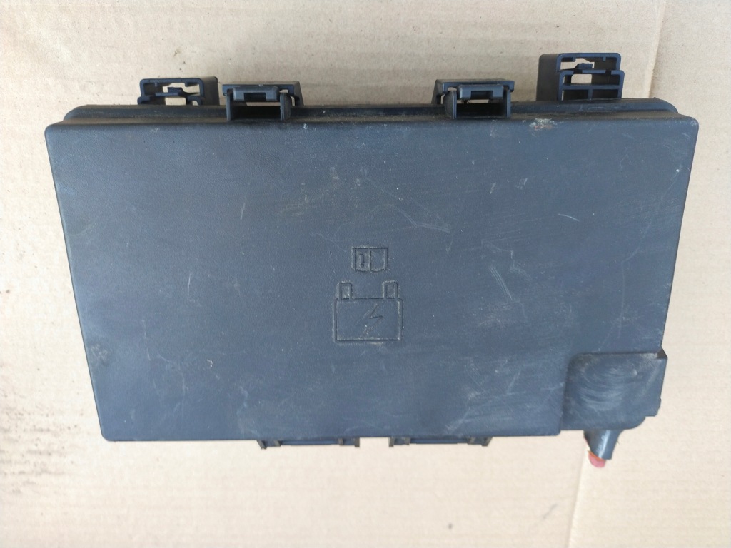 Купити Коробка запобіжників jeep wk2 p68194607ad