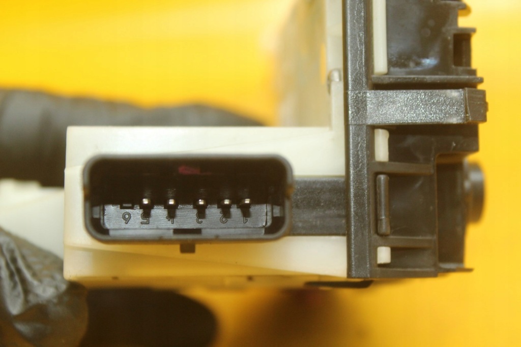 Замок дверь левый задний  peugeot 208 2008 9812501280 с Разборки