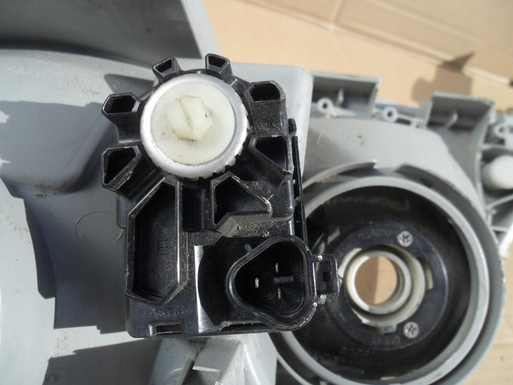 фото №16, Toyota corolla sedan 2002- лампа права передня