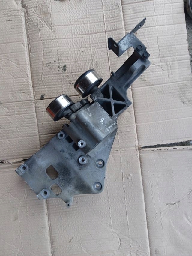 фото №1, Nissan navara d40 lift 2.5 ролик кронштейн натягувач