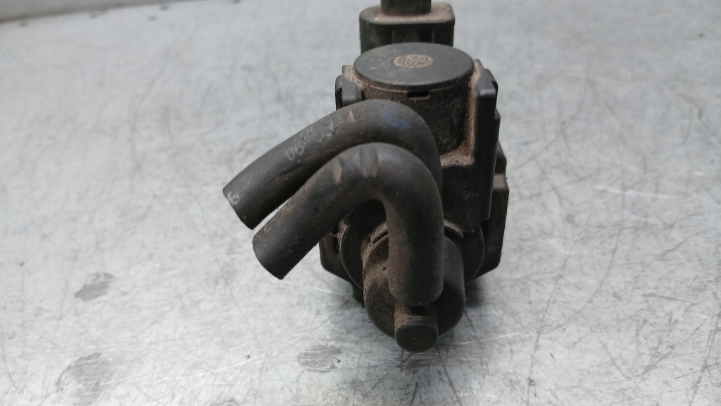 Клапан вакууму оригінальний номер 059906628a audi a8 d3 02-09r в Україні